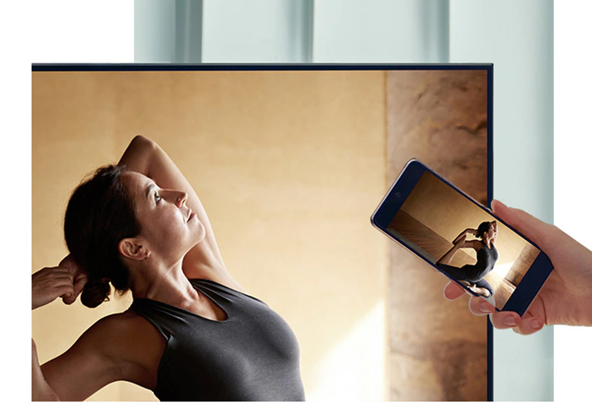 Απεικονίζεται άτομο να χρησιμοποιεί τη λειτουργία Tap View.